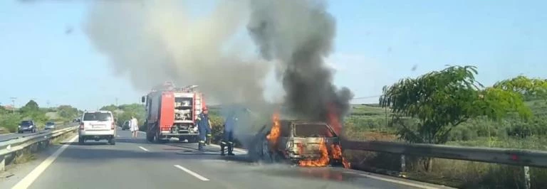 Φλεγόμενο αυτοκίνητο στην Εθνική Οδό – Σώοι οι επιβαίνοντες – Βίντεο
